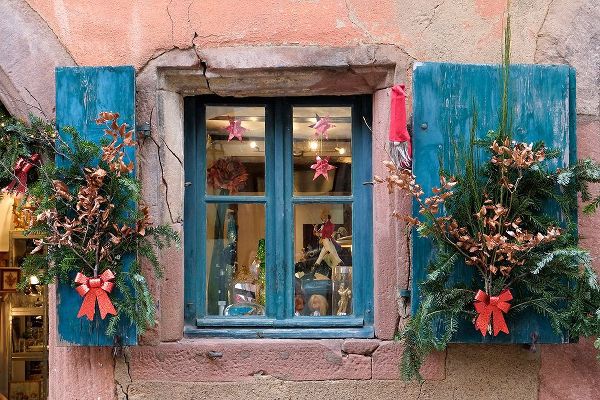 McRoberts, Julien 아티스트의 Riquewihr-France Village established 1400s in Alsace Region Window decorated Christmas ornaments작품입니다.